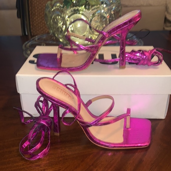 New!‼️ SCHUTZ
Lily Croc-Embossed Metallic Leather Ankle-Wrap Sandals - Picture 9 of 15